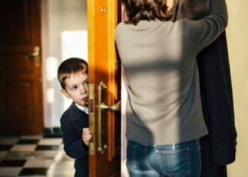 Из-за высокой температуры девочка не пошла в школу, а в полдень кто-то открыл дверь своим ключом, положил что-то в мамино пальто и ушёл