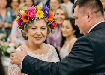 На чужой свадьбе Зоя Павловна, элегантная женщина с сединой за шестьдесят