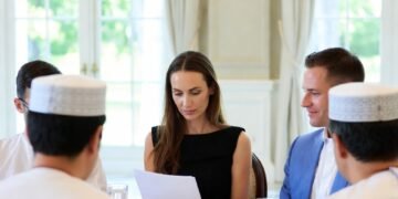 Владелец отеля в панике искал женщину на роль жены на один вечер ради важного ужина