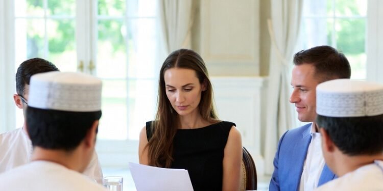 Владелец отеля в панике искал женщину на роль жены на один вечер ради важного ужина