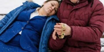 На работе секретарше стало плохо, поэтому она вышла на улицу