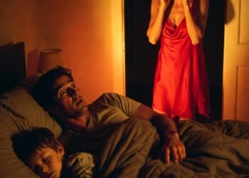 Восьмилетняя девочка спит одна, но каждое утро жалуется