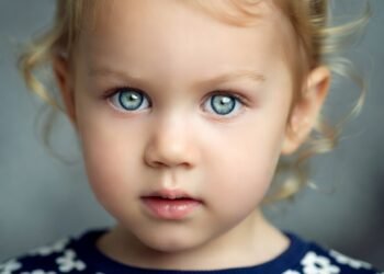 Маленькая Таня вошла в свою спальню, вытащила из потаенного места в шкафу банку из-под варенья