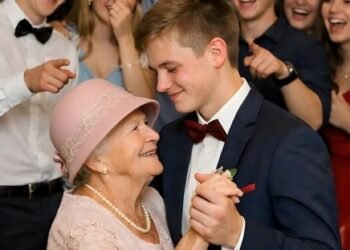 Одноклассники смеялись, когда я пришла на выпускной бал с бабушкой и пригласила её на первый танец