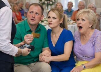 Вынул карту и протянул продавцу